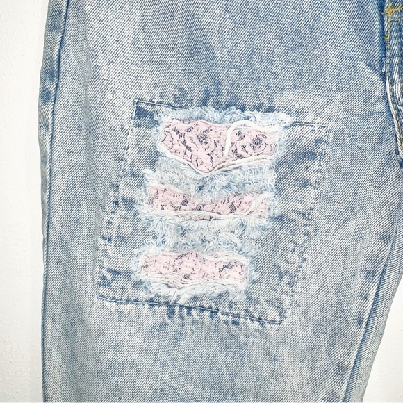 NOT GUILTY High-Waisted Ripped Mom Jeans Light Blue Denim Size 7/8 - Picture 3 of 6